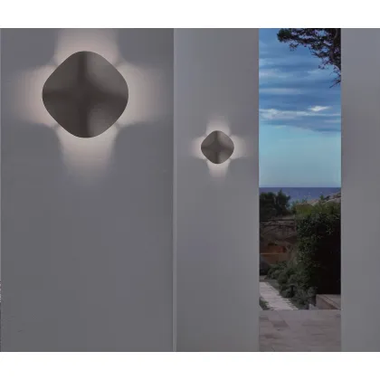 Zdjęcie Piękne oświetlenie zewnętrzne domu w postaci lampy ściennej