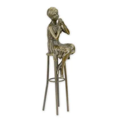Zdjęcie Stylowa rzeźba młodej dziewczyny siedzącej na stołku z brązu