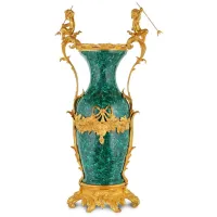 Zdjęcie Wazon ze złotymi zdobieniami w stylu rokoko do salonu