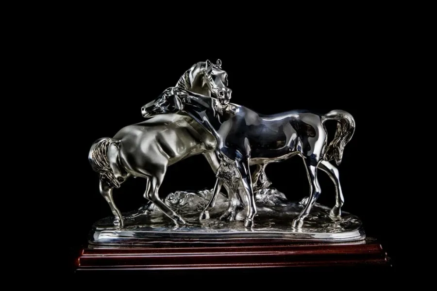 obrazek 1 Niepowtarzalna figura dwóch koni do salonu