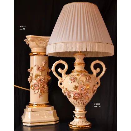 Zdjęcie Dekoracyjna lampa w kształcie wazonu i kolumna z ceramiki do oryginalnych wnętrz