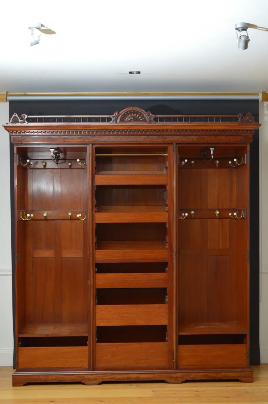 obrazek 2 Edwardian Mahogany - przepiękna 3-drzwiowa szafa antyk