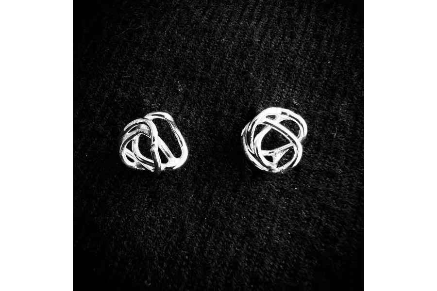 obrazek 1 Piękne srebrne kolczyki z plączącym się wzorem - luksusuowy prezent z okazji rocznicy