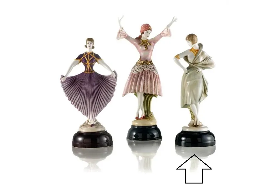 obrazek 1 Stylowa figurka stojącej damy wykonana z ceramiki - Ceramiche ML