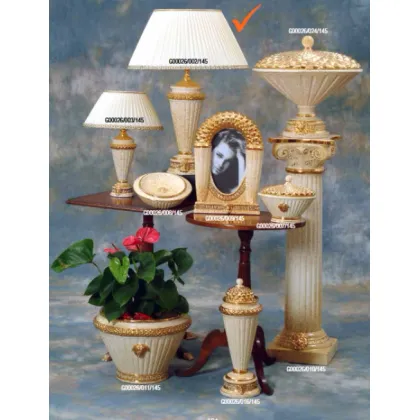 Zdjęcie Urokliwa ceramiczna lampa do salonu zdobiona złotem