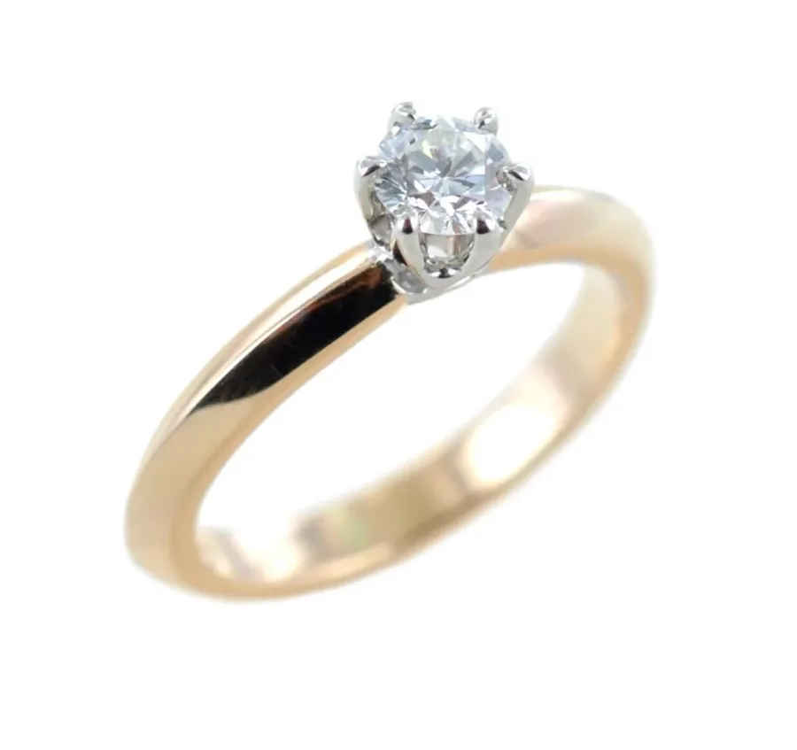 obrazek 1 Pierścionek Solitaire z różanym złotem i diamentową oprawą z białego złota