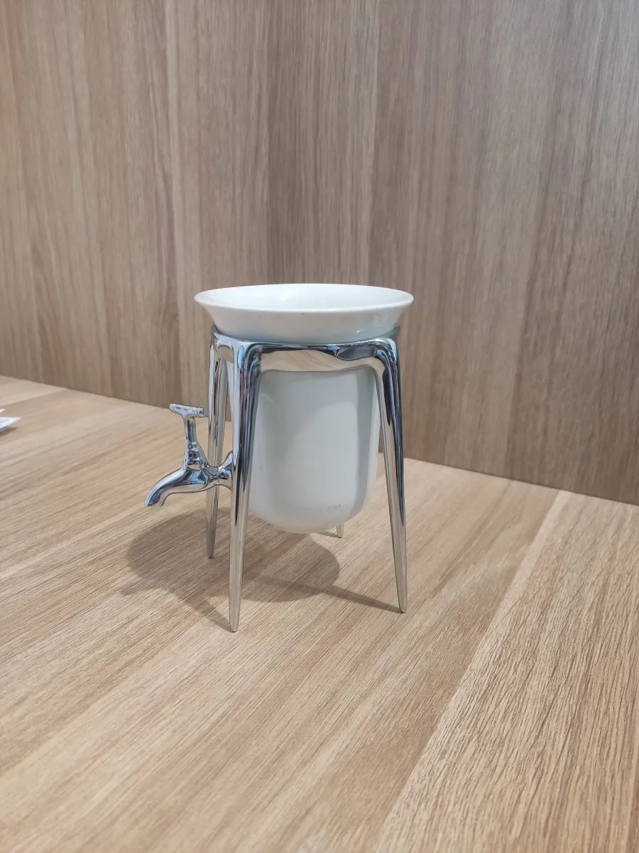 obrazek 1 Niezwykły pojemnik łazienkowy na szczoteczki - Mukul Goyal - outlet