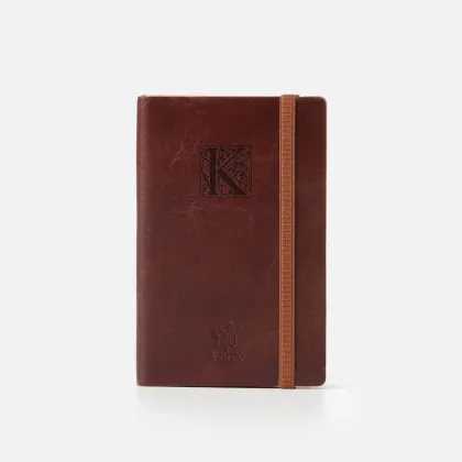 Zdjęcie Skórzany notes z gumką wytłaczana literka K