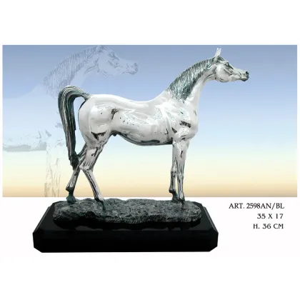 Zdjęcie Cudowna figurka konia na czarnej podstawie