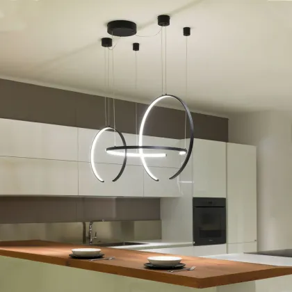 Zdjęcie Charakterystyczne oświetlenie z Włoch - czarna lampa wisząca, żyrandol Olympic