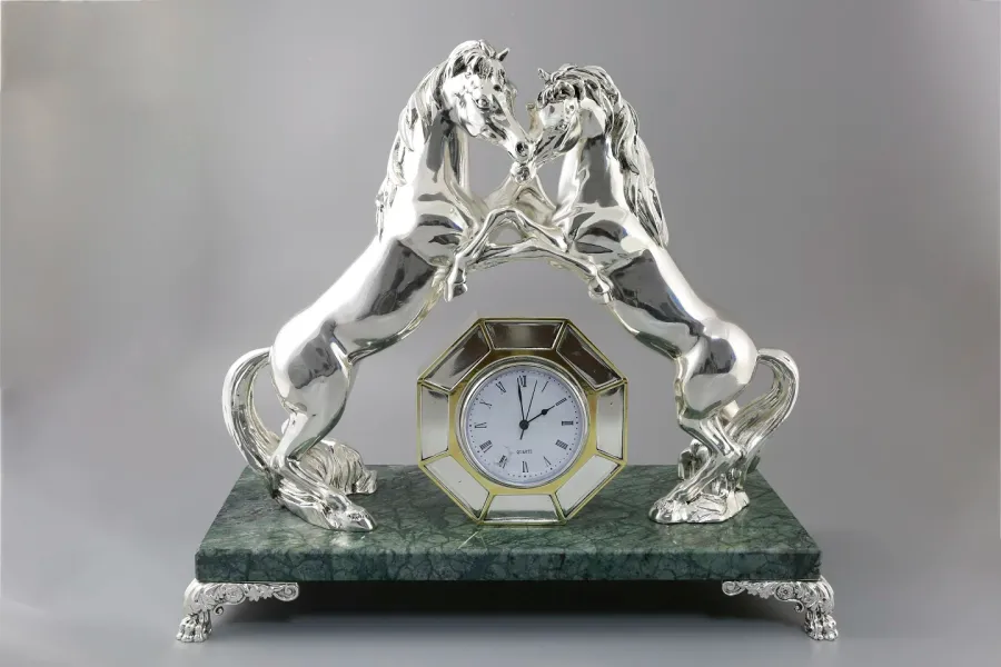 obrazek 1 Luksusowy ozdobny model statuetki - para szalonych koni z zegarem - ArtBe