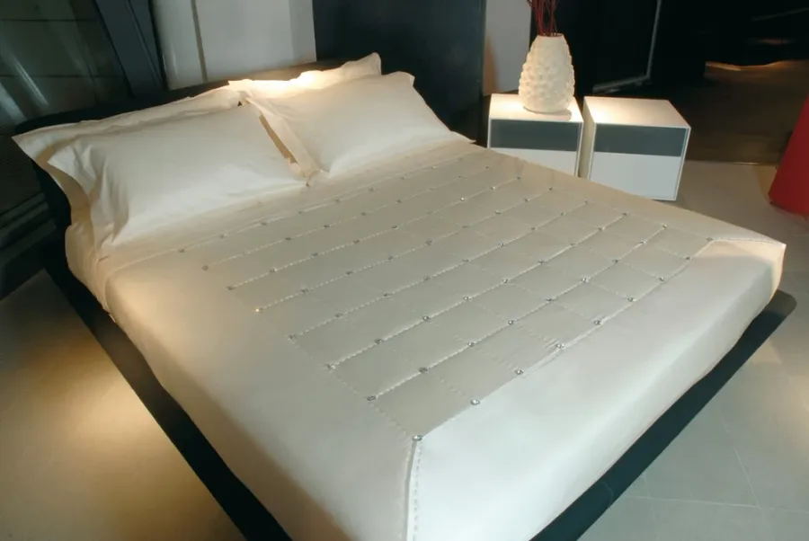 obrazek 1 Narzuta ekskluzywna na łóżko Satin Crystal z kryształkami Swarovskiego