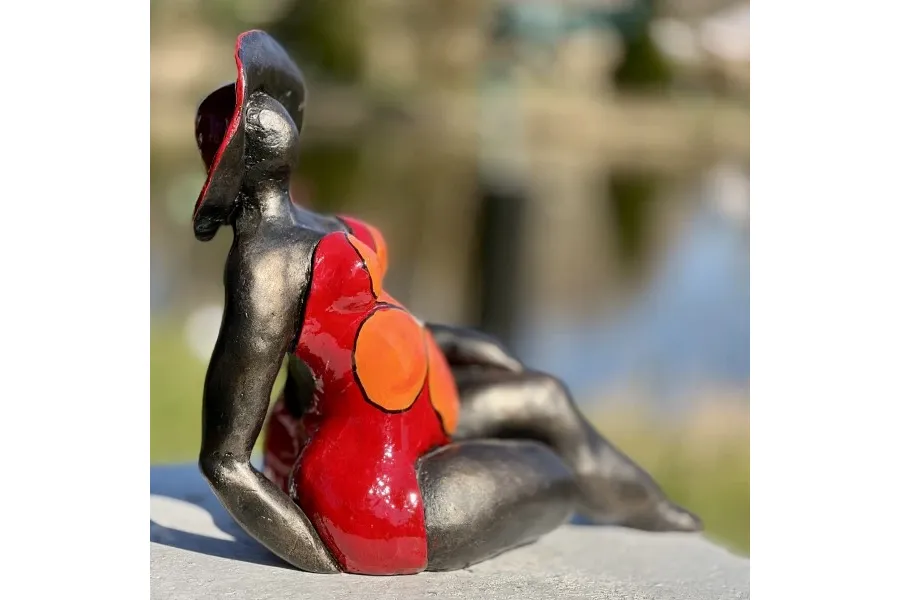 obrazek 4 Stylowa figurka do ogrodu "Siedząca dama z kwiatem"