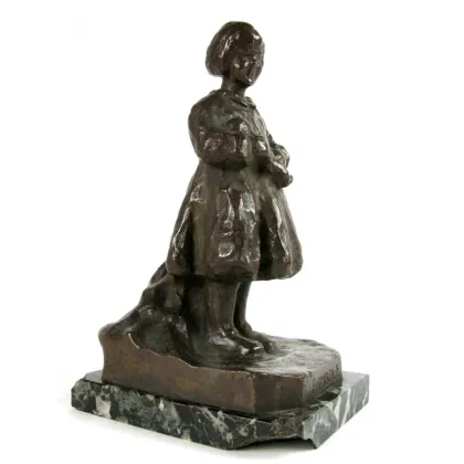 Zdjęcie R. Zacchetti Dziewczyna z lalką. Antyczna rzeźba z brązu ok. 1938r.