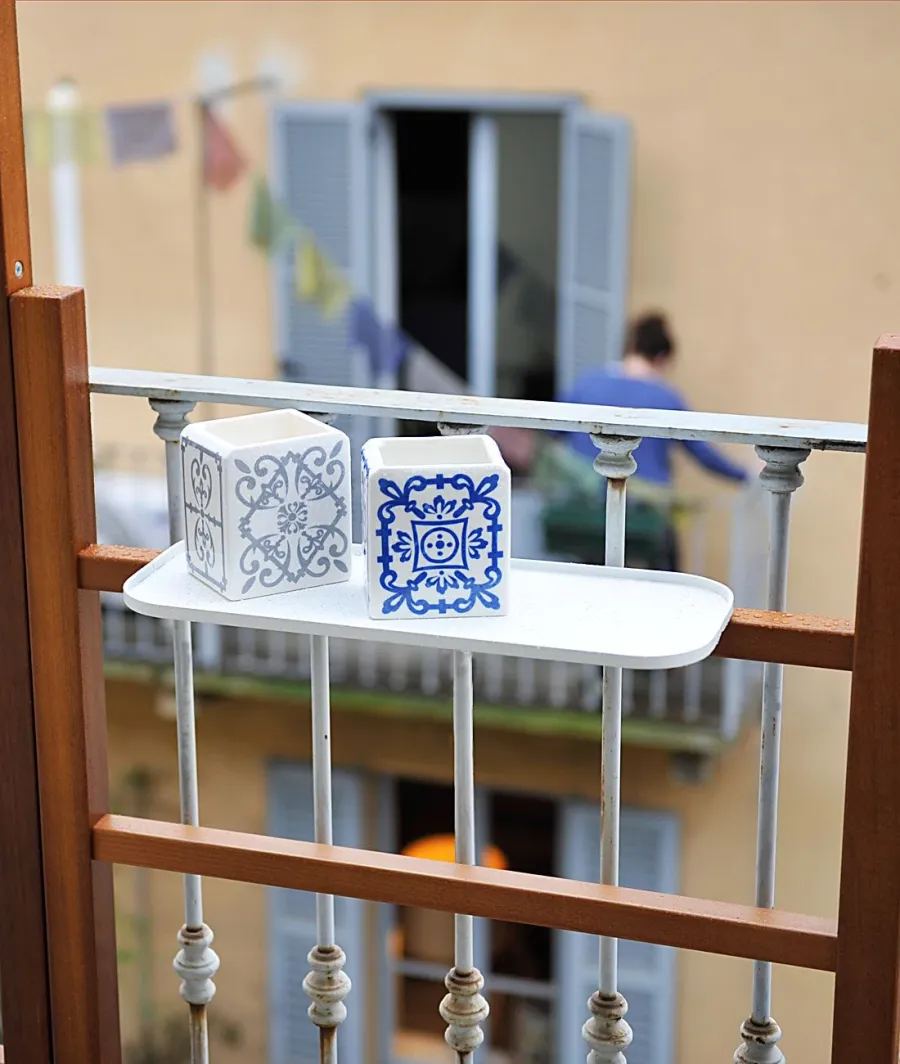 obrazek 1 Biała podstawka na donice Urbn Balcony z aluminium do ogrodu lub na taras