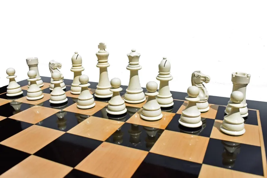 obrazek 4 Wykonane z drewna biało-czerwone figury do gry w szachy - The Chess Empire