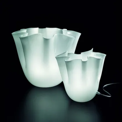 Zdjęcie Smukła szklana lampa o wyglądzie rozkwitającego kwiatu