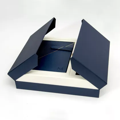 Zdjęcie Oryginalnie otwierane pudełko z zestawem akcesoriów dla firm – prezent firmowy