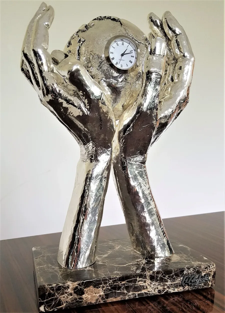 picture 6 Unique sculpture with a clock – globe in hands!