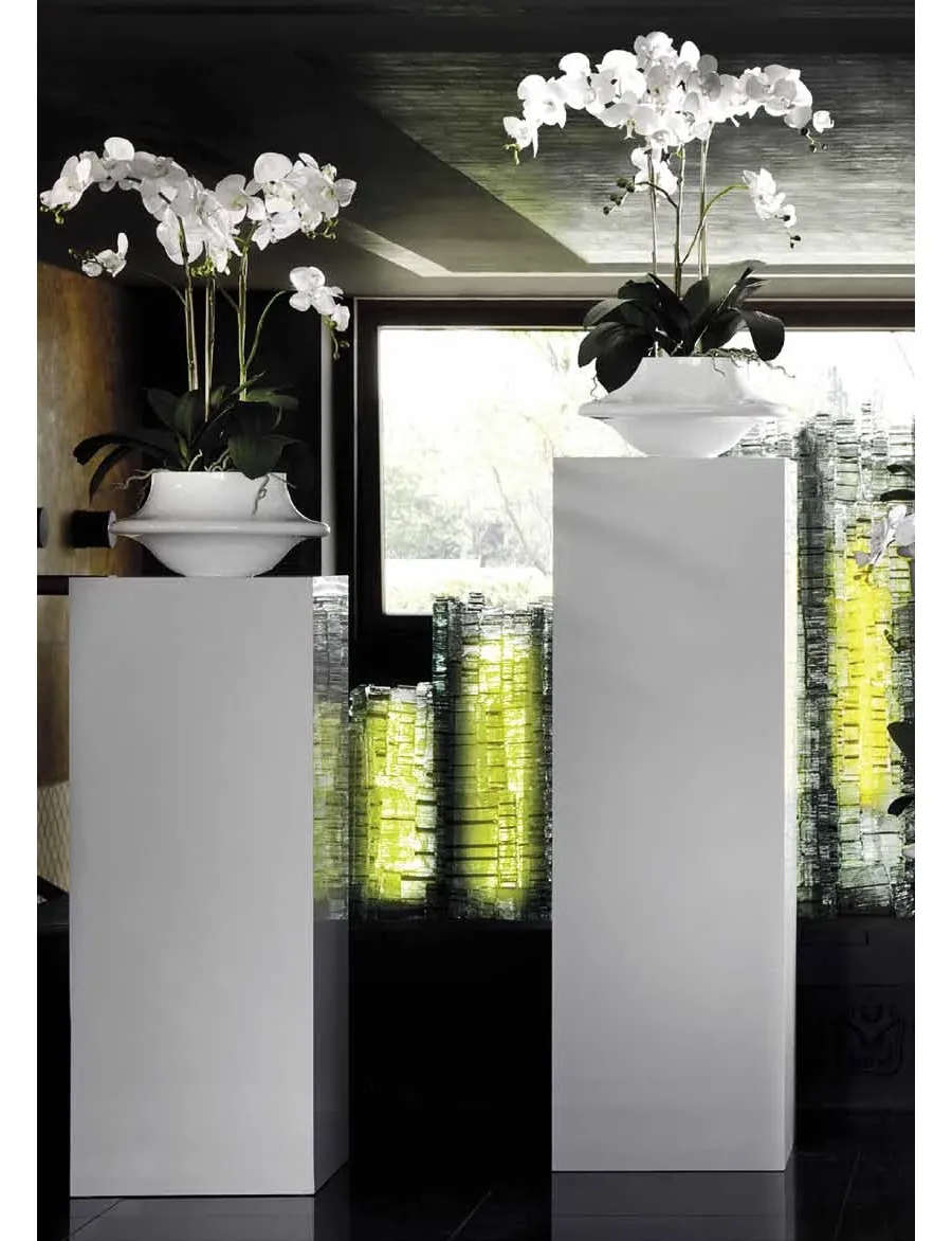 picture 4 Large glass pot with three flowers on the elegant tables