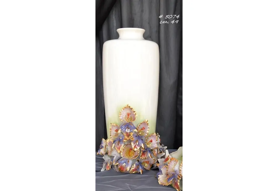 picture 1 Porcelain vase with flowers