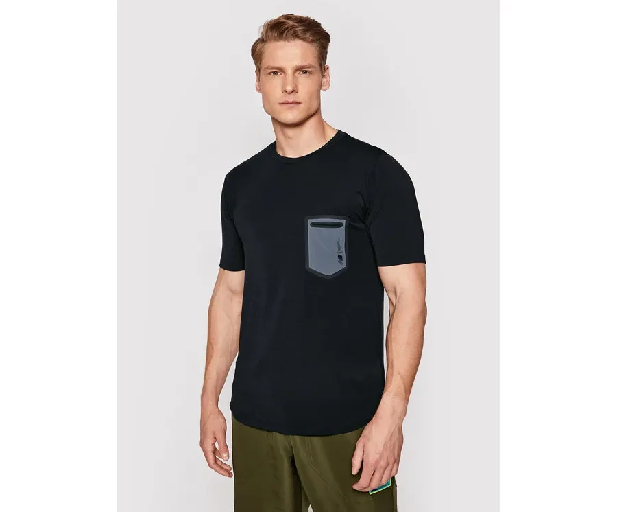 obrazek 1 New Balance T-Shirt MT03173 Czarny Regular Fit