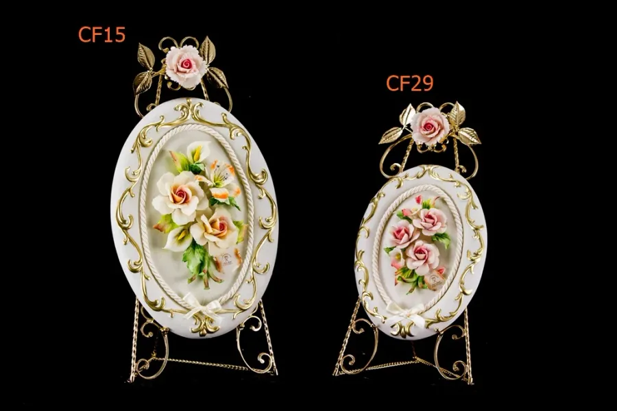 obrazek 1 Wyszukana porcelanowa ozdobna sztaluga z kwiatami