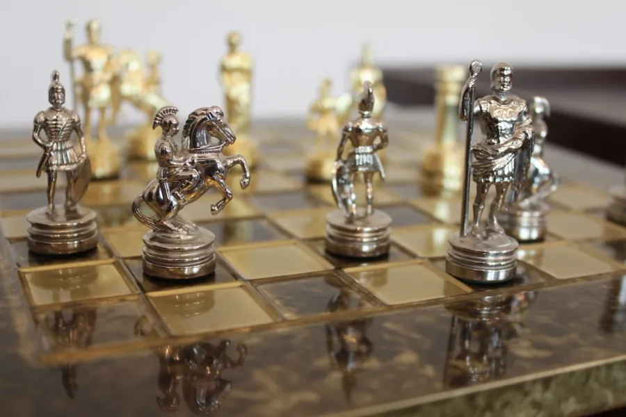 picture 3 Exclusive chess set – Greek vs. Romans