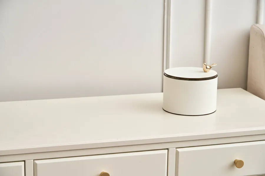 obrazek 4 Stylowe białe pudełko Ø15xH10 cm wykonane z naturalnej skóry