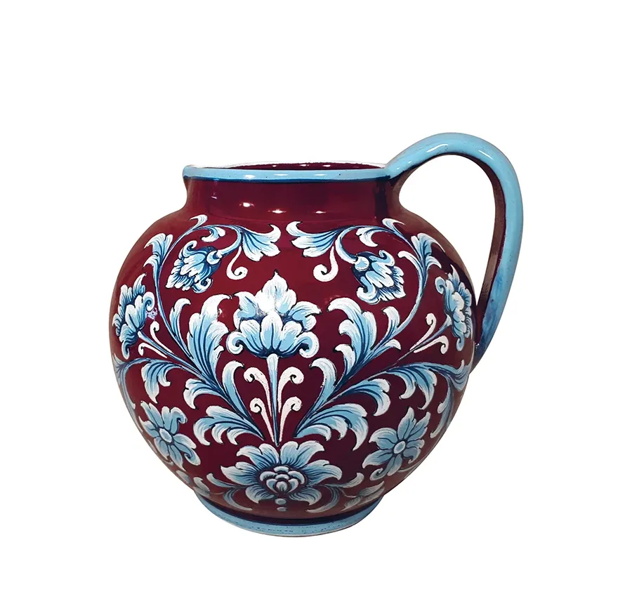 obrazek 1 Włoski ceramiczny dzban z dekoracją ze zwojami i kwiatami na błyszczącej ciemnoczerwonej glazurze