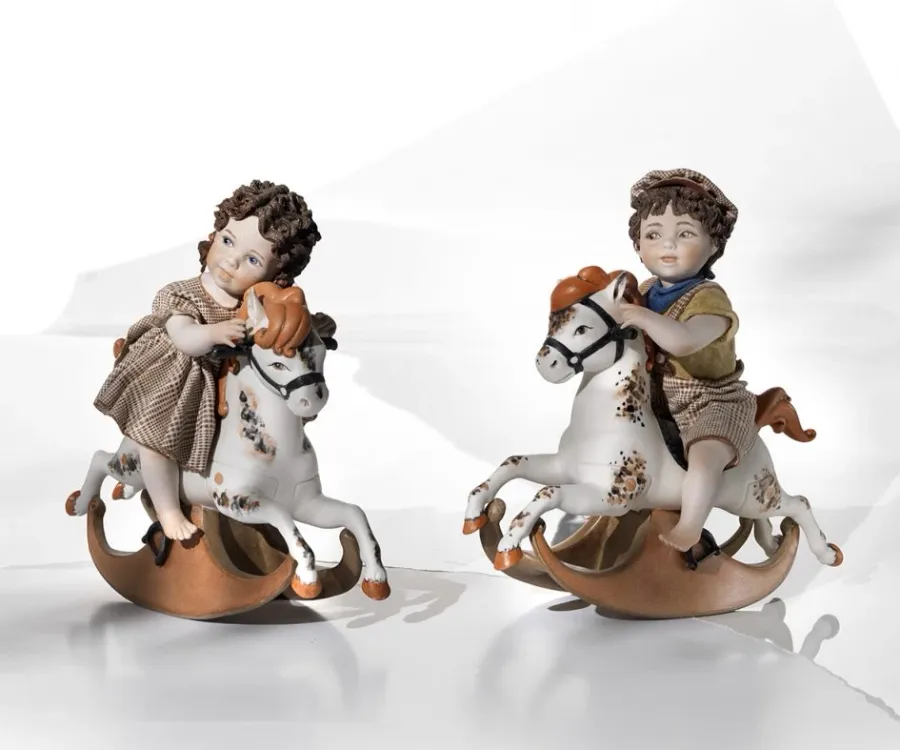 obrazek 2 Stylowa figurka chłopczyka wykonana z porcelany - Sibania