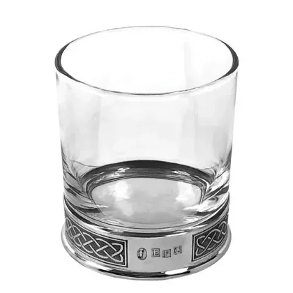 Zdjęcie Przyciągajaca wzrok szklanka do whisky ze zdobieniami