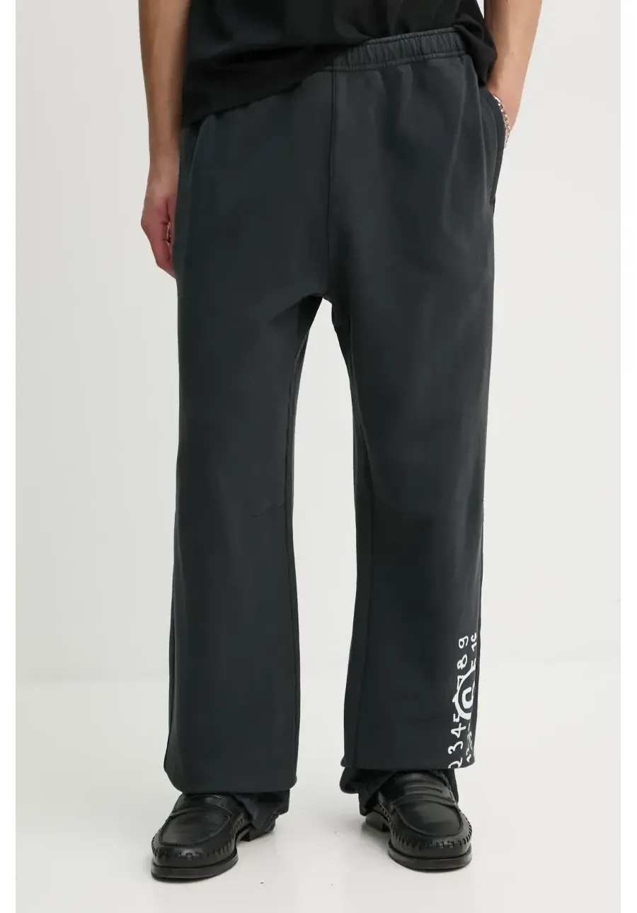 obrazek 1 MM6 Maison Margiela spodnie dresowe bawełniane kolor czarny z nadrukiem SH2KA0022.M25004