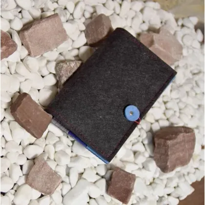 Zdjęcie Oryginalny produkt z filcu - etui dla podróżnika