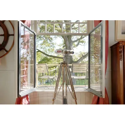 Zdjęcie Wysokiej jakości lornetka na statywie