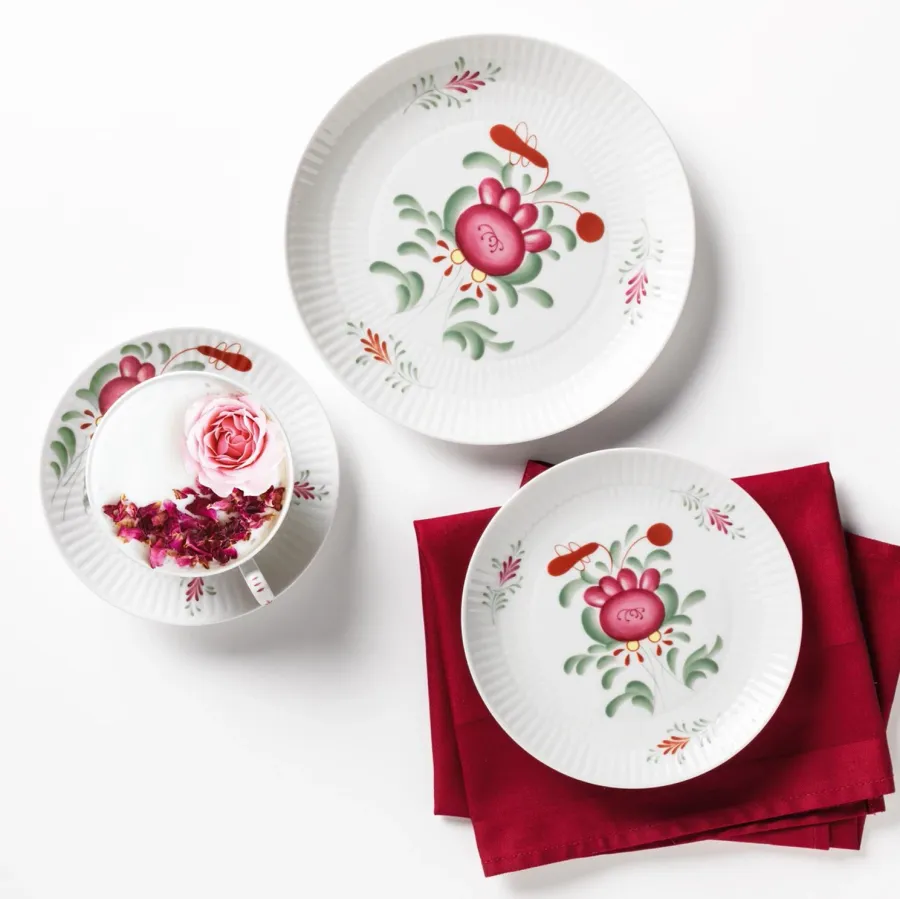 obrazek 2 Porcelanowy płaski talerz zdobiony motywem róży w stylu klasycznym – Tettau