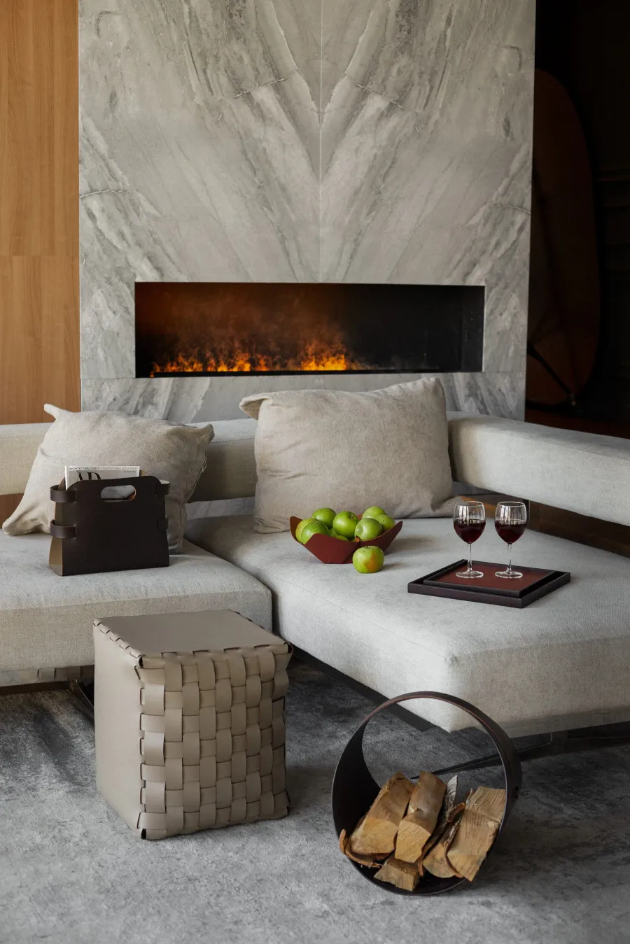 obrazek 4 Niepowtarzalny czarny stojak na drewno do kominka lub czasopisma