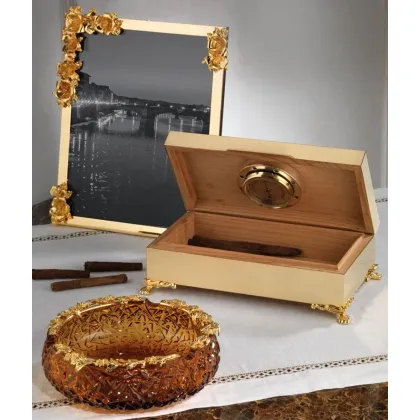 Zdjęcie Włoskie artykuły gospodarstwa domowego - popielniczka, humidor i ramka na zdjęcia