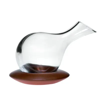 Zdjęcie Stylowa karafka z drewnianą podstawą o wyszukanym designie w prezentowym pudełku – Vista Alegre