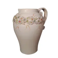 Zdjęcie Włoski ceramiczny dzban zdobiony kwiatowym reliefem