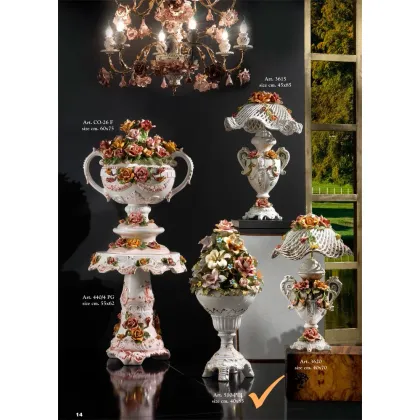 Zdjęcie Ceramiczna piramida z kwiatów