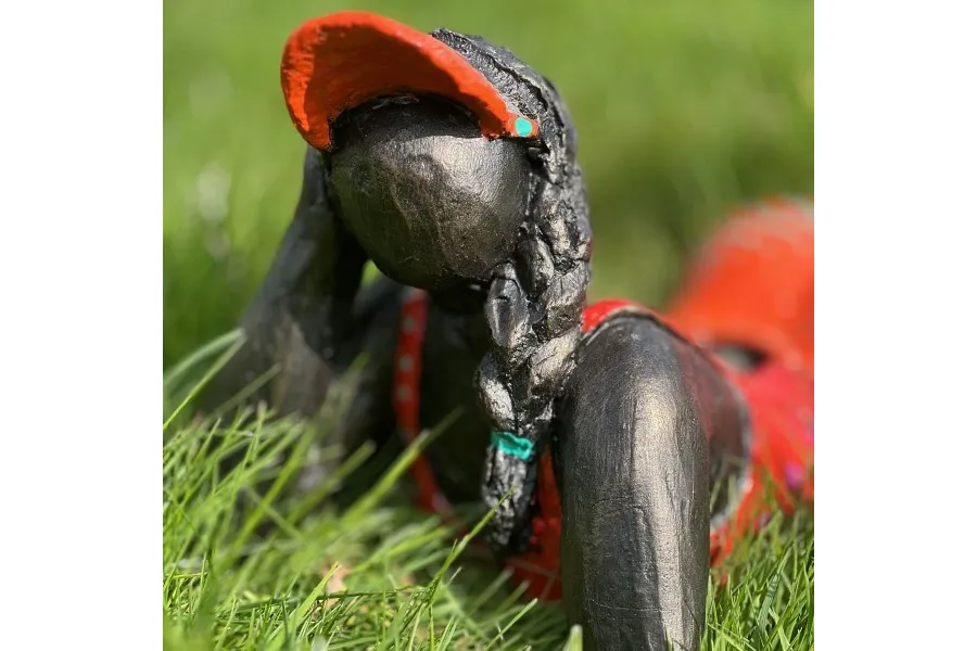 obrazek 3 Gustowna rzeźba ogrodowa przedstawiająca kobietę w stroju kąpielowym z daszkiem przeciwsłonecznym