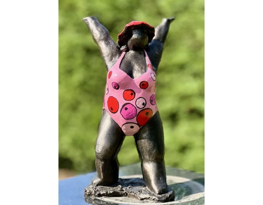 obrazek 4 Ekskluzywna rzeźba z neolitu "Kobieta w różowym kostiumie kąpielowym z kulkami" - stylowa ozdoba ogrodu