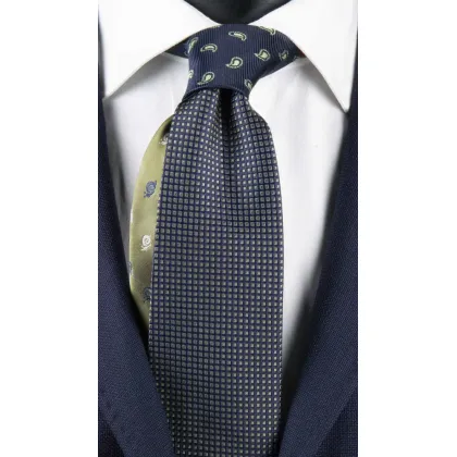 Zdjęcie Ponadczasowy krawat z kontrastowym węzłem