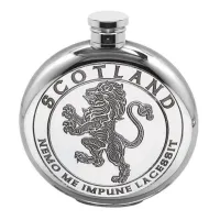 Zdjęcie Okrągła cynowa piersiówka Scottish Rampant Lion