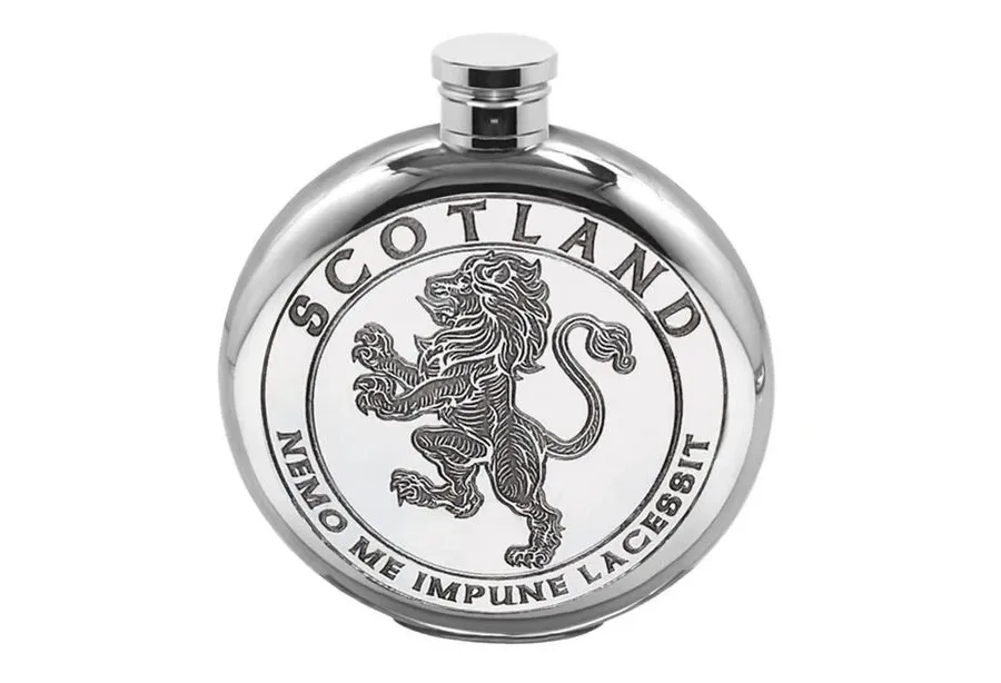 obrazek 1 Okrągła cynowa piersiówka Scottish Rampant Lion