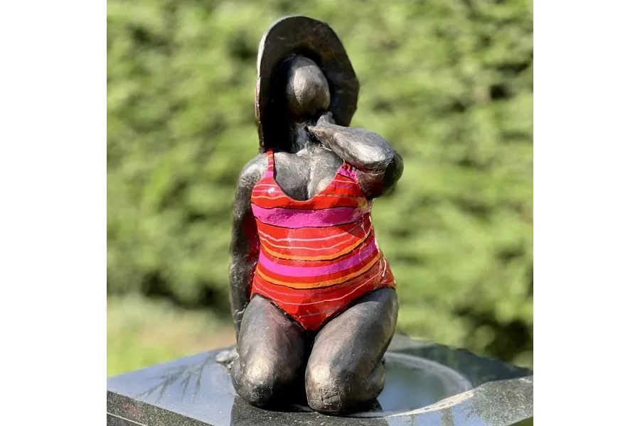 obrazek 3 Piękna rzeźba ogrodowa przedstawiająca kobietę w kostiumie kąpielowym