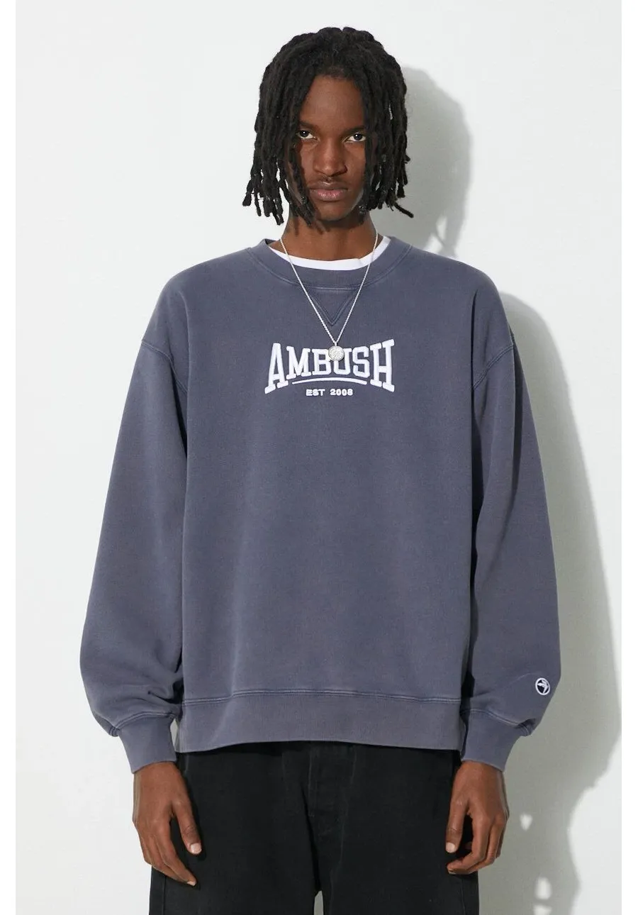 obrazek 1 AMBUSH bluza bawełniana Graphic Crewneck Insignia męska kolor niebieski z aplikacją BMBA001S24FLE