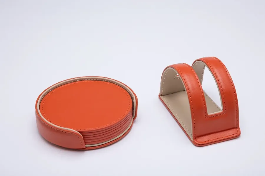 obrazek 3 Elitarny skórzany zestaw podkładek w kolorze pomarańczowo-beżowym - do jadalni