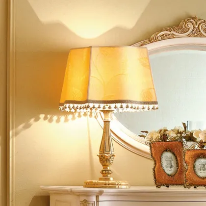 Zdjęcie Klasyczna włoska lampa na biurko lub stół